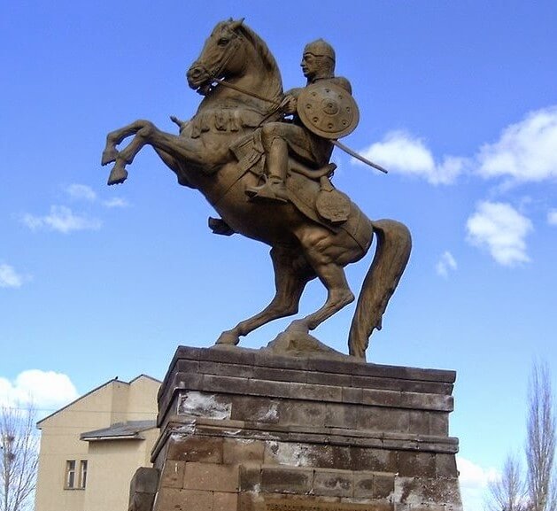 تمثال ألب أرسلان في مدينة ملاذكرد, تركيا